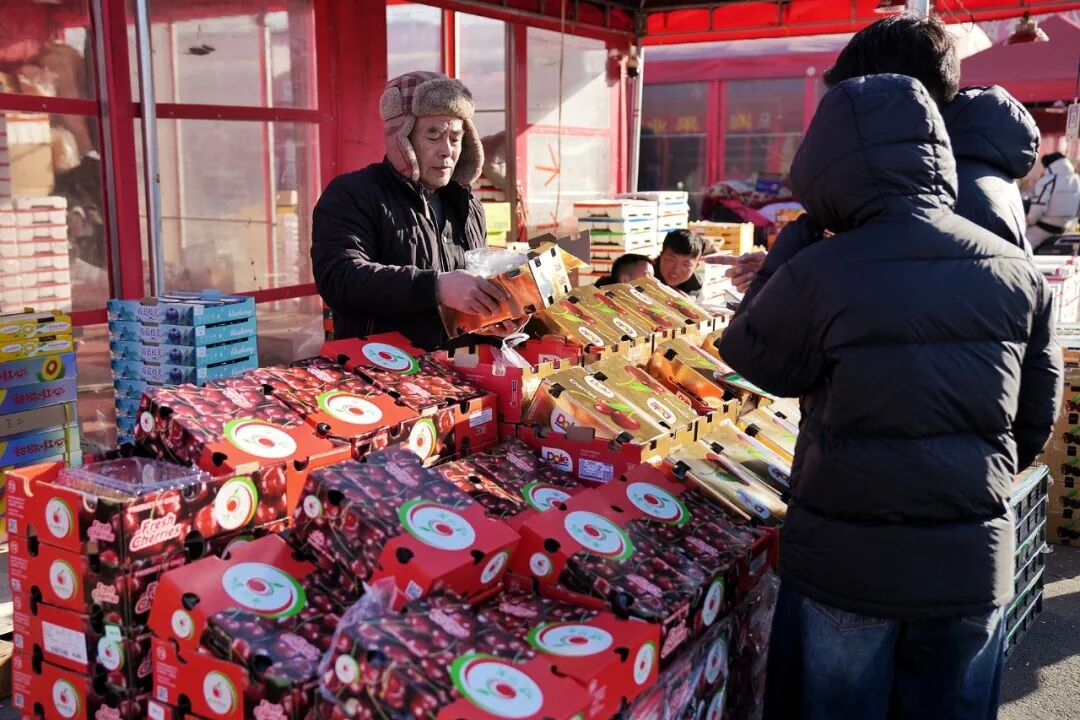　　2026年1月5日，北京新发地农产品批发市场，商家在销售时令水果。随着春节临近，车厘子、草莓等时令水果热销/图源：视觉中国（中新社记者 张祥毅 摄）