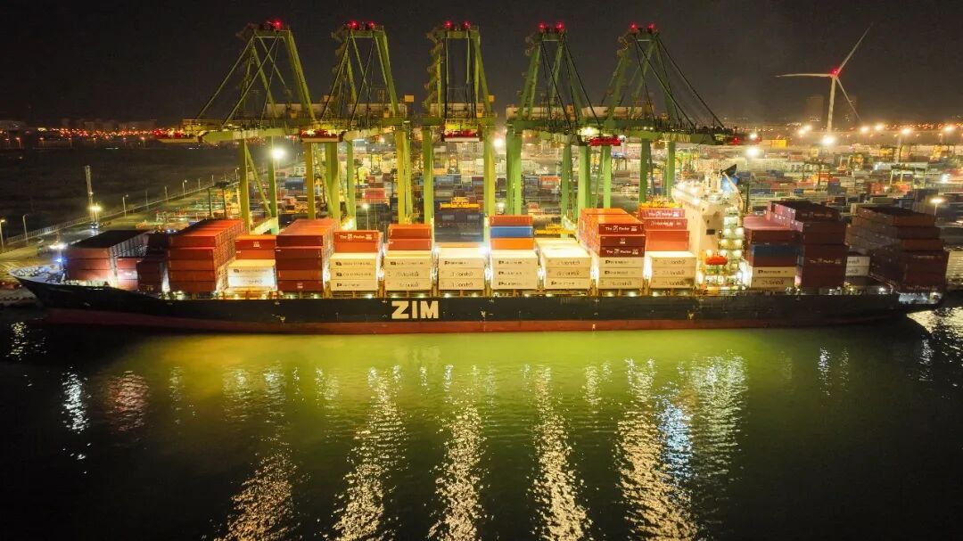 　　2026年1月1日晚，“以星伊比利亚”轮靠泊在天津港太平洋国际集装箱码头，标志着我国北方今冬首船智利进口车厘子顺利抵津（无人机照片）/新华社记者 赵子硕 摄