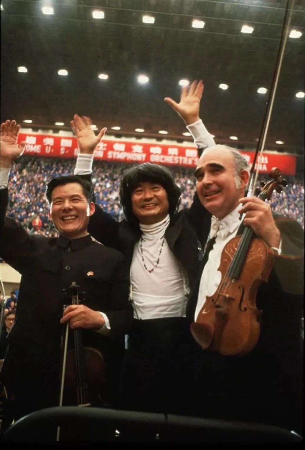 了几个欢迎小节目,当他听到民乐系学生姜建华用二胡演奏的《二泉映