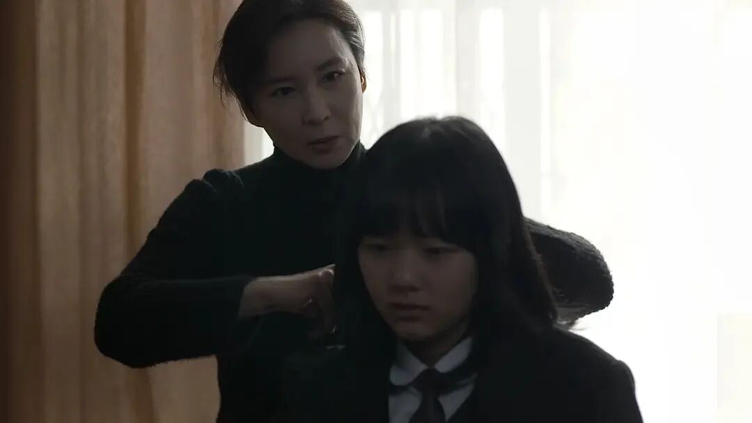 早熟女孩的困境:给妈妈当丈夫的宿命,她们如何独自承担家庭责任