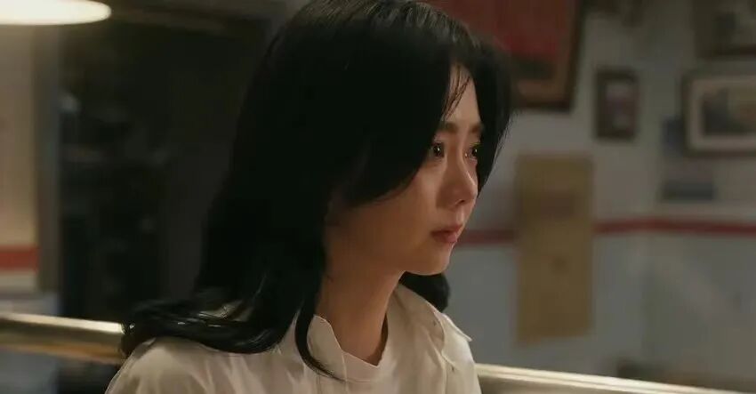 早熟女孩的困境:给妈妈当丈夫的宿命,她们如何独自承担家庭责任