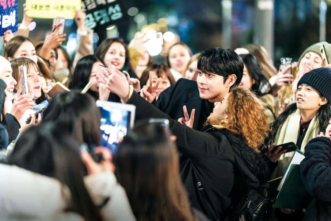 "三年前,高二学生沐沐开始追tf家族第三代练习生,她最喜欢队里一个