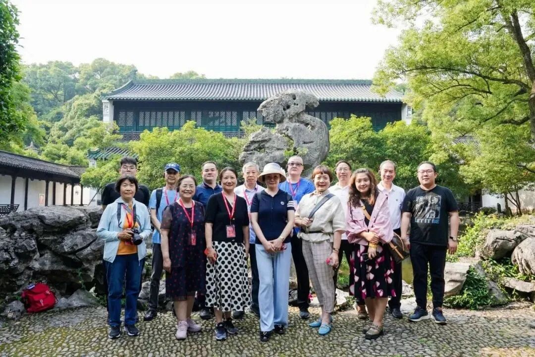 俞敏洪，开始挣中老年人的钱