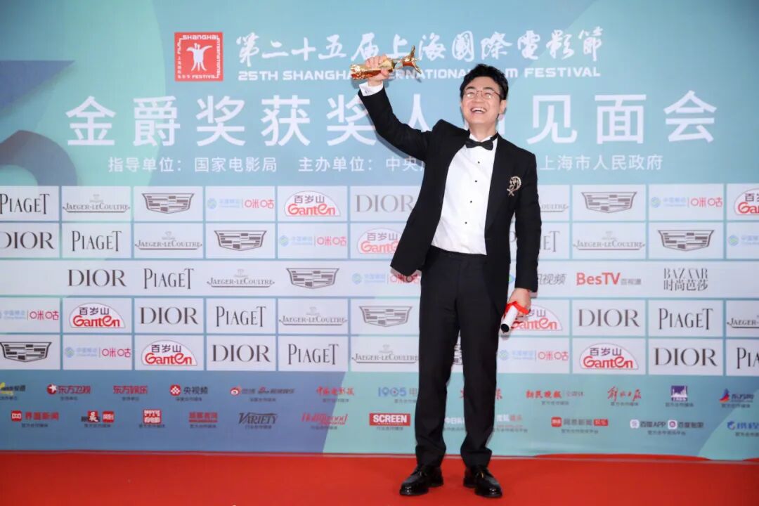 大鹏，够拼命的