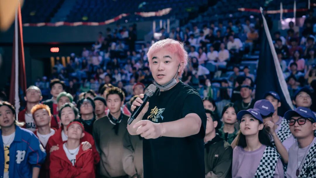 大鹏，够拼命的