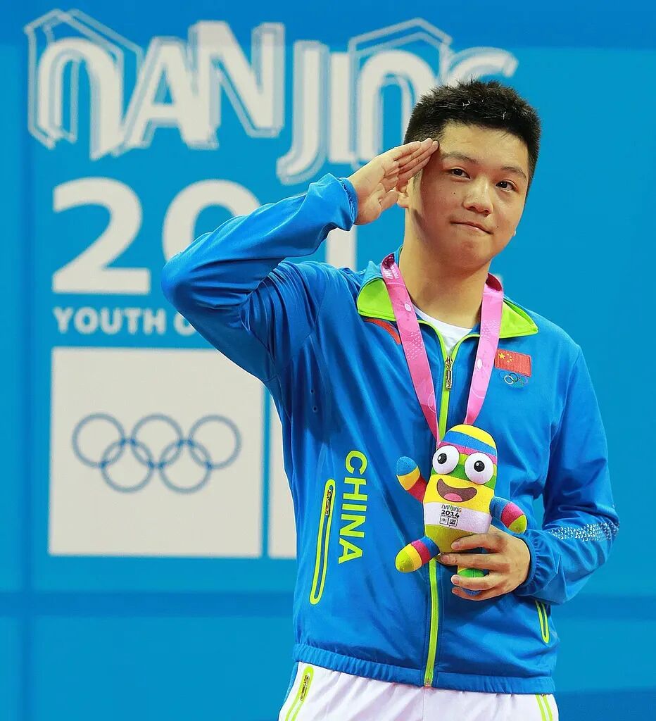 2014年南京青奥会2015年,苏州世乒赛直通赛,樊振东击败马龙,拿到第一