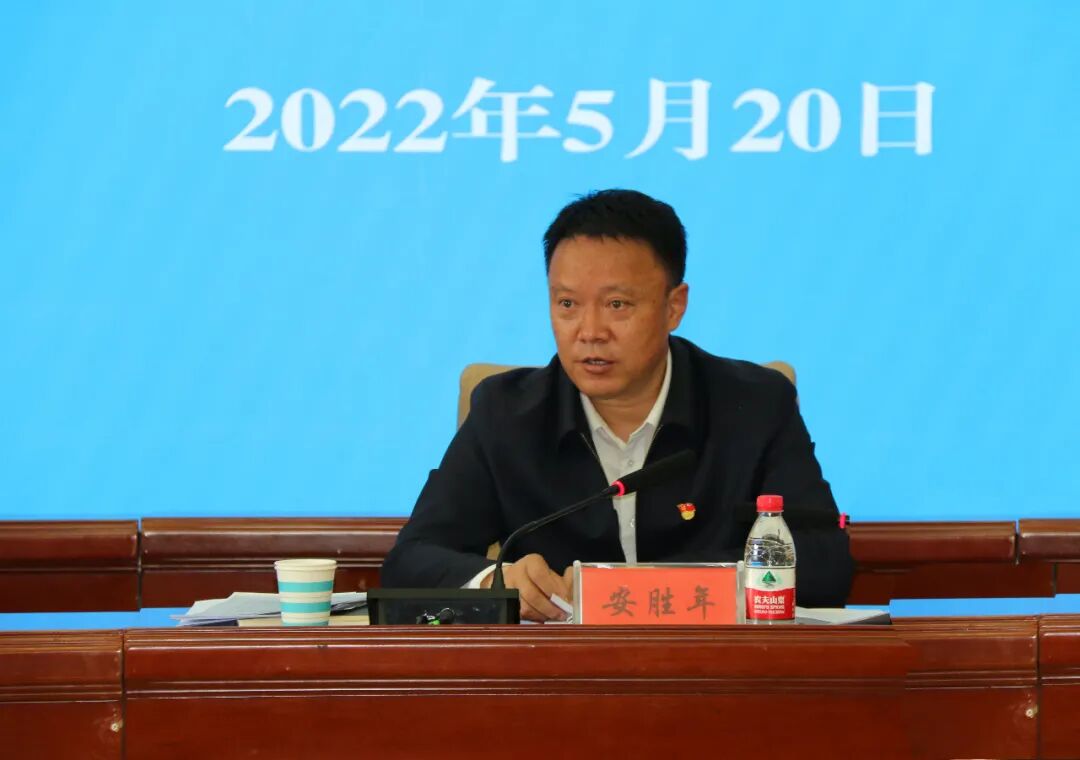 会议由州政府副秘书长李秉玺主持.