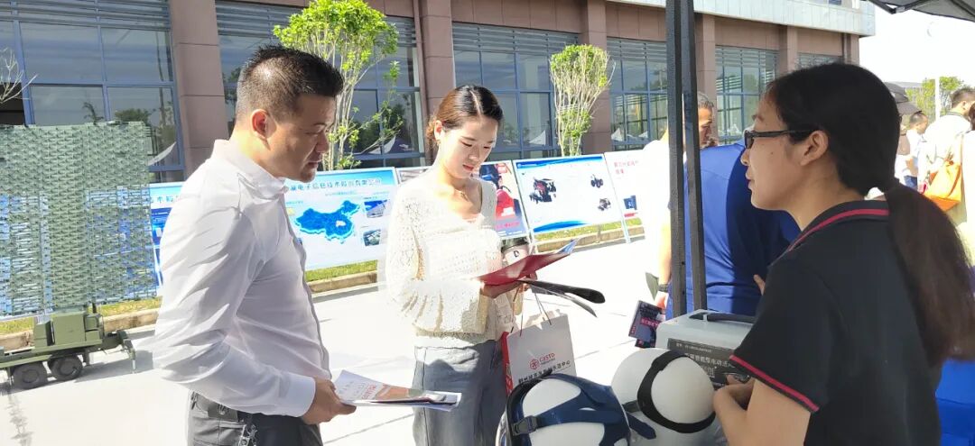 思創(chuàng)亮相荊州市科技活動周啟動儀式，智能新品引關(guān)注