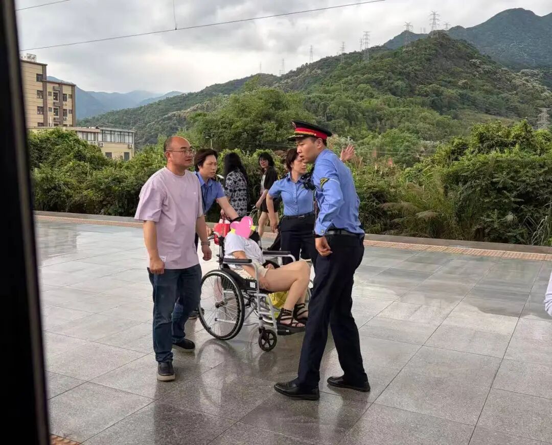 医护人员一直守在女孩身边，直至列车抵达下一站罗源站。（图片由受访者提供）