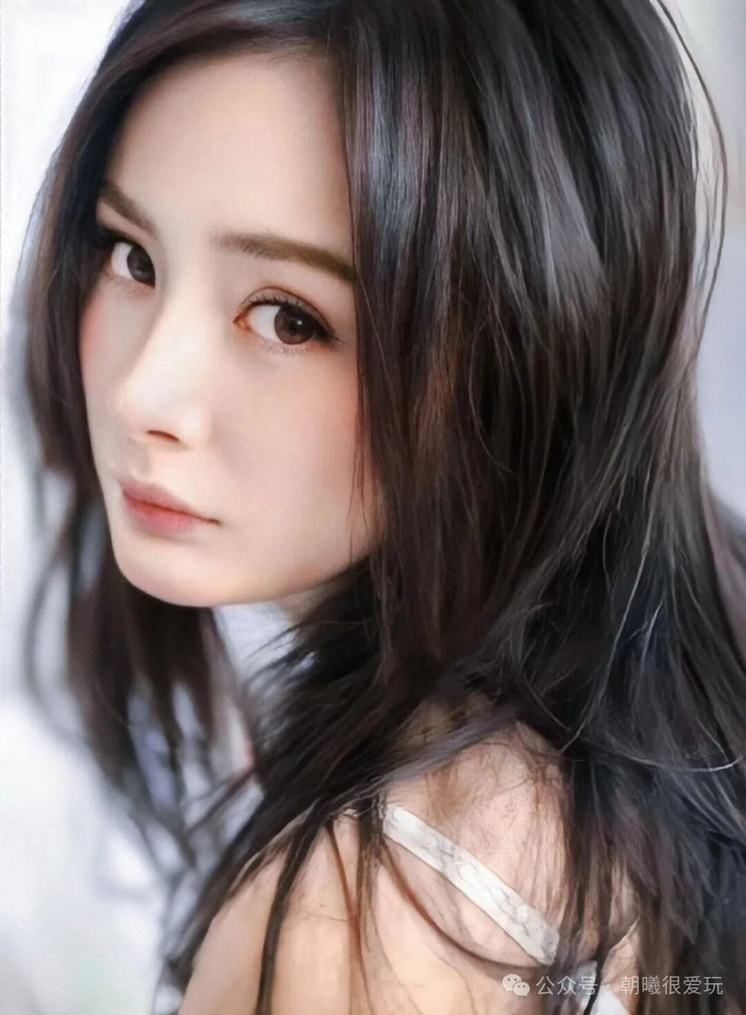 除了五官的精致,杨幂在颜值巅峰时期的气质也是她美貌的重要组成部分.