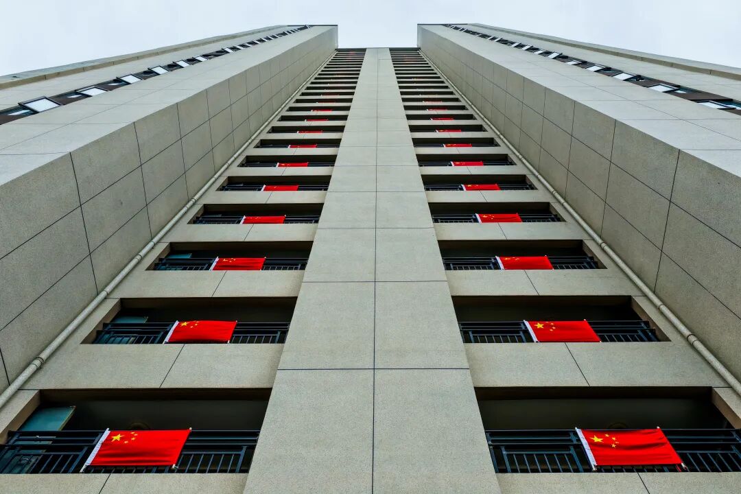 合肥一小区每个连廊都挂上国旗