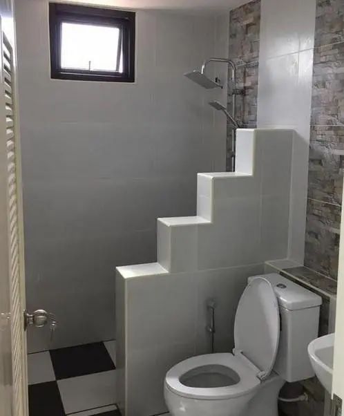 廁所隔絕不要千篇一律，做成階梯式掏個壁龕，實用性多10倍！ 家居 第5張
