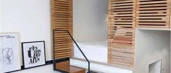 媳妇把主卧床抬高1米，不装护栏要装扇门，居然还被师傅夸内行