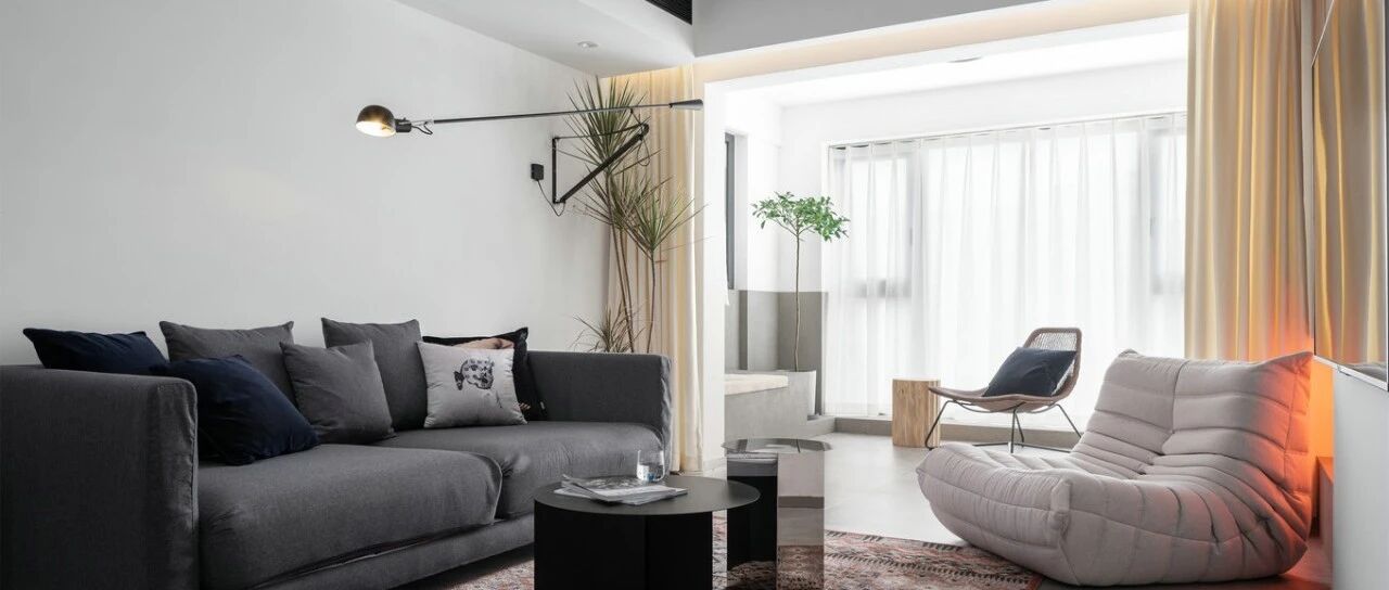 眼前一亮！从单调到质感的黑白配，这个90后的家百看不厌