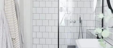 你家还在花大价钱做淋浴房？白花钱啦！淋浴房这样做一半就够了