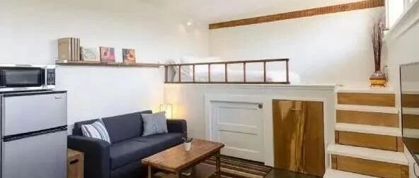 卧室面积小的只能摆张床，媳妇把床抬高60公分，收纳空间翻一倍