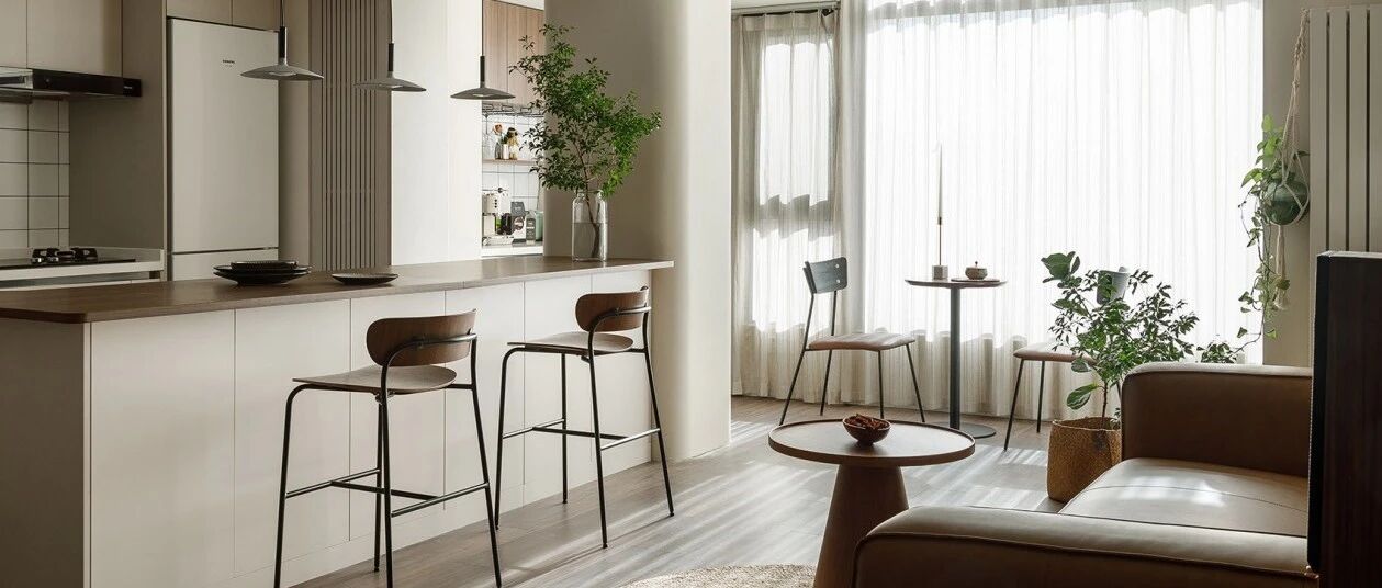 中岛吧台有多好用？95后独居女生的原木小家，生活享受两不误！