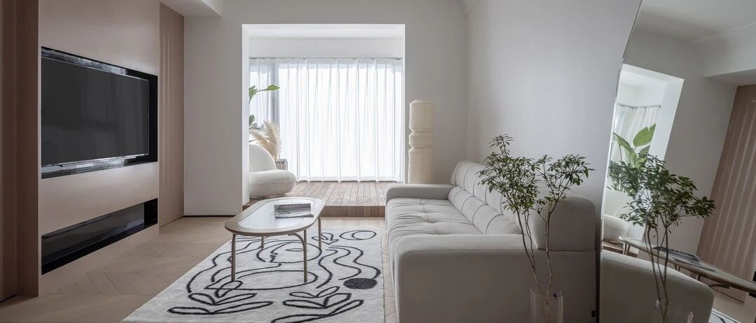 把客厅和阳台打通，地面抬高10公分直接多个地台，做法太明智