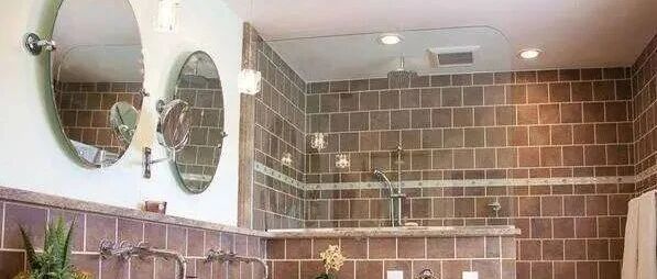 这种做法太聪明，卫生间干湿分离留一半装玻璃，既能防水还透光