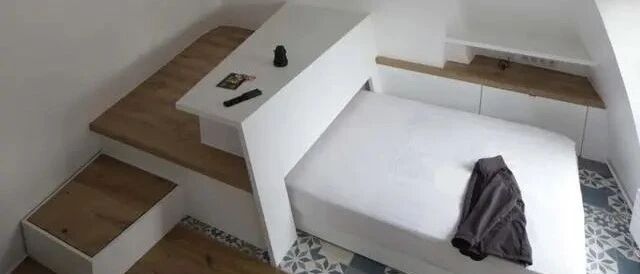 顶楼面积超小，朋友床上打40公分高地台，床铺能自由抽拉，太神奇