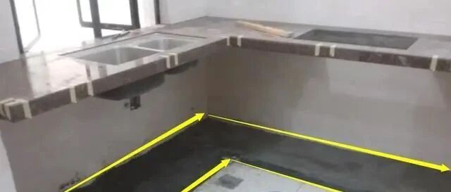 公婆为省钱灶台只打薄薄一层，锅碗瓢盆全放地上，气的想抡一锤子