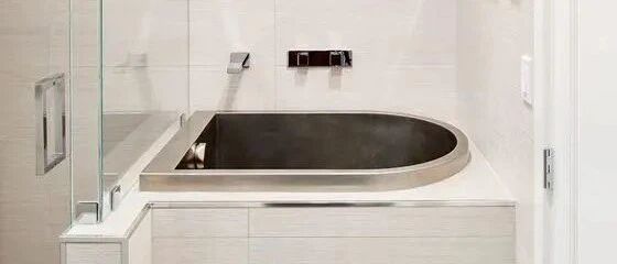 见惯了瓷砖浴缸，你绝对没见过不锈钢浴缸，自带座位还耐用20年