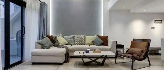 用透明玻璃做电视墙，还做成悬浮效果，这套192㎡复式够“豪”