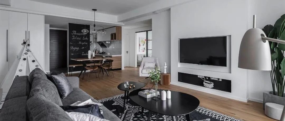 黑白灰+原木风！客餐厨一体的设计，让这个家尽显极简和温馨