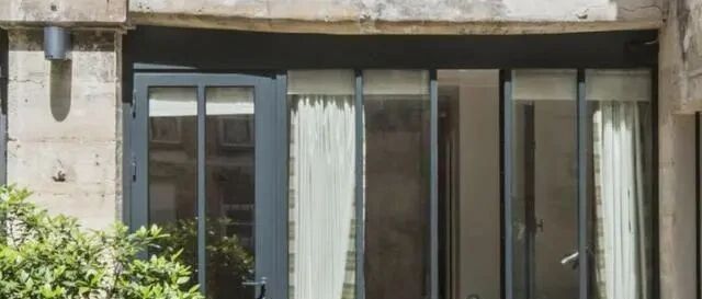 老房一楼破仓库闲置20年，老妈重新改成出租屋，一个月2000抢着租