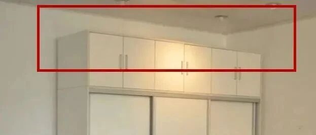 新房衣柜怕积灰尘直接做到顶，师傅连忙制止，说这样做更实用