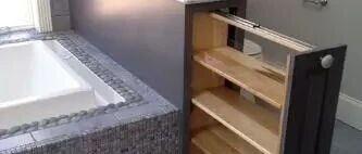 卫生间门洞连50公分都没到，老爸装2排抽拉柜，多出一个储藏间