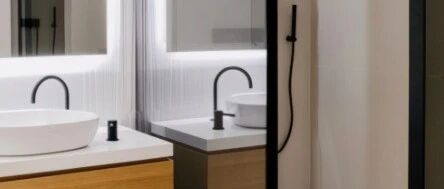 卫生间只有3㎡太狭窄，不如用镜面玻璃做隔断，完工比10㎡还大