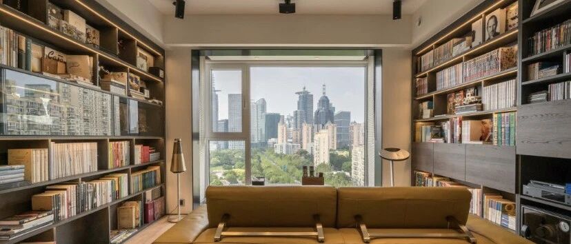 上海小两口改造87平破旧宅，客厅不摆电视全做书柜，大气还高级