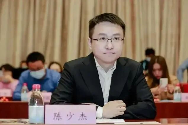 知名游戏女主播一条小团团停播一年后以新身份复播，调侃自称刑满释放，一句话警示所有人！