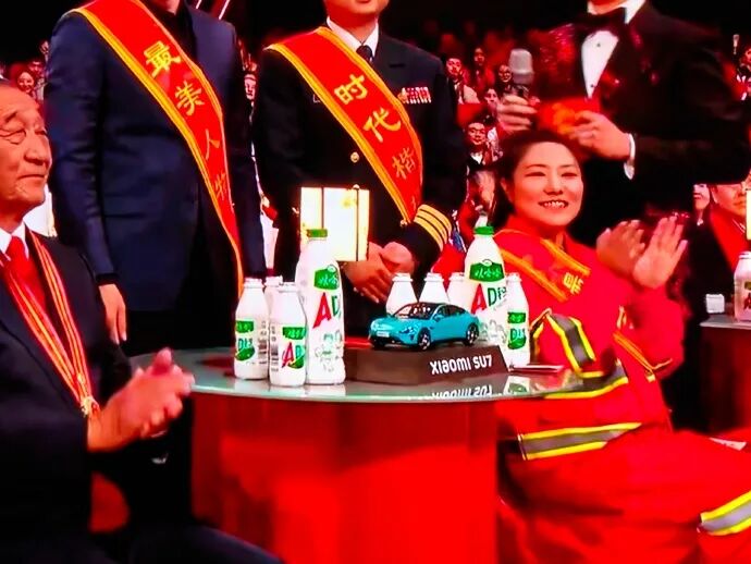 一年涨粉2500万的雷军，用两座小米工厂打脸喷子，成了春节期间的“销冠”！