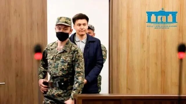 毕申姆巴耶夫出庭.