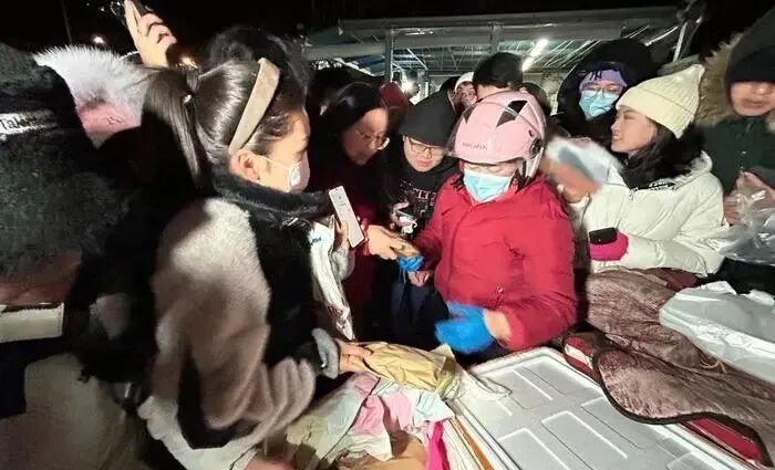 清北人三大高校轮番争抢，“鹅腿阿姨”凭啥爆火？