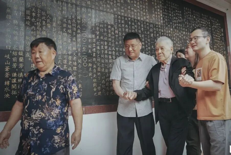 ● 吴清亮在家人陪同下最后一次回大吴村探亲走访。图片来源：南方＋