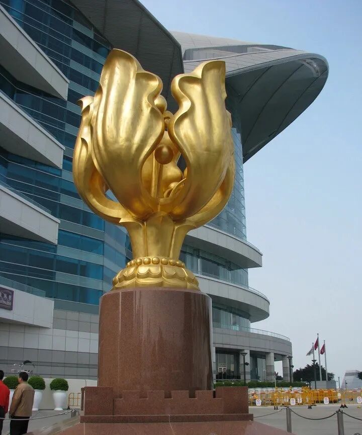 纪念性雕塑《永远盛开的紫荆花》.