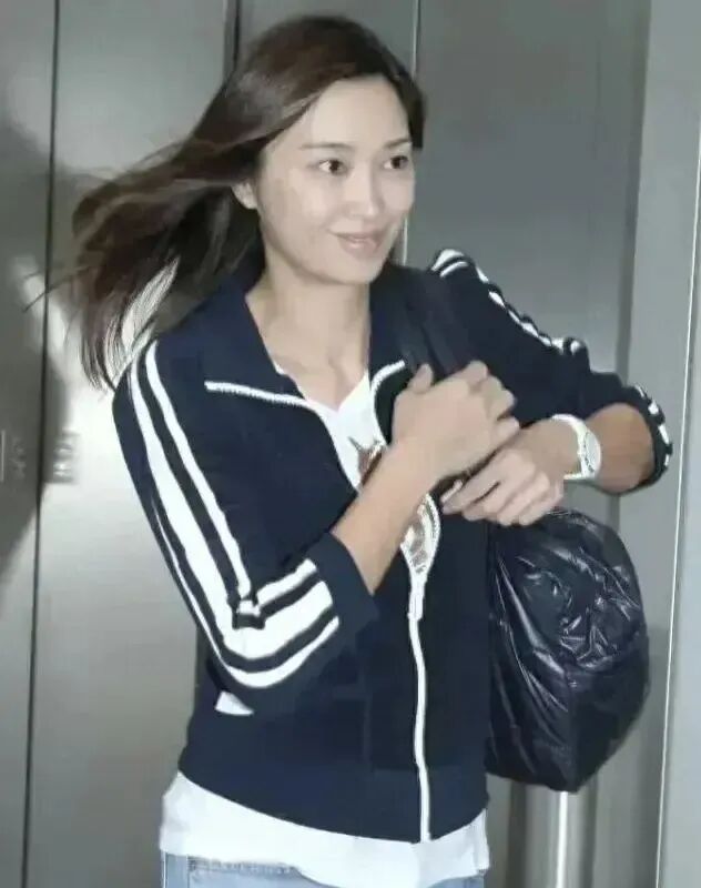 近期,卢淑仪被路人拍到素颜出门的照片显示,即使经过多年的婚姻生活