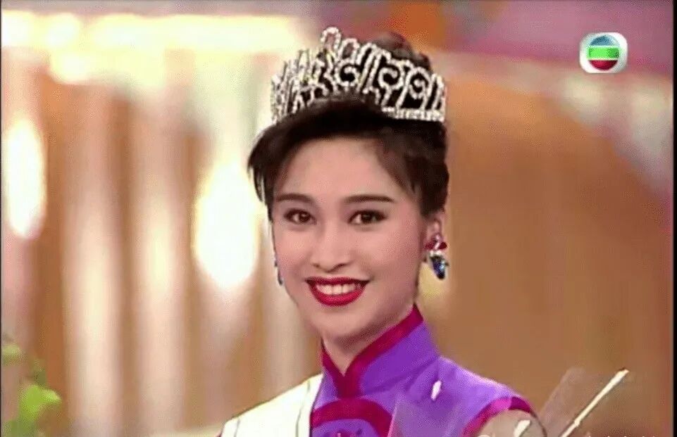 卢淑仪在年轻时参加了香港的选美比赛,这在当时是很多年轻女性展示