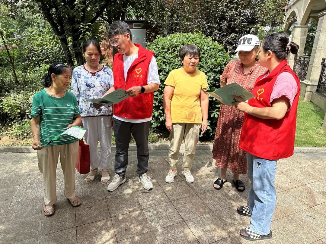 湖街道鹤问湖社区组织开展"垃圾分类齐参与 树立文明新风尚"宣传活动