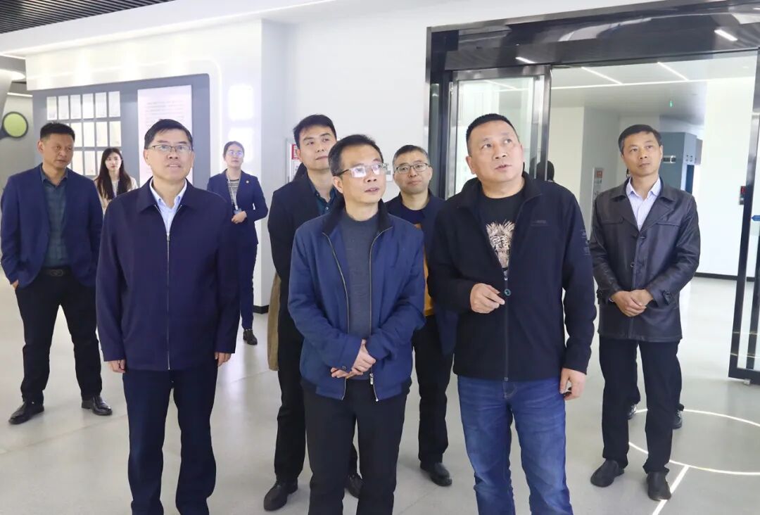 省委政研室副主任李卫东来我区调研促进高校毕业生就业工作