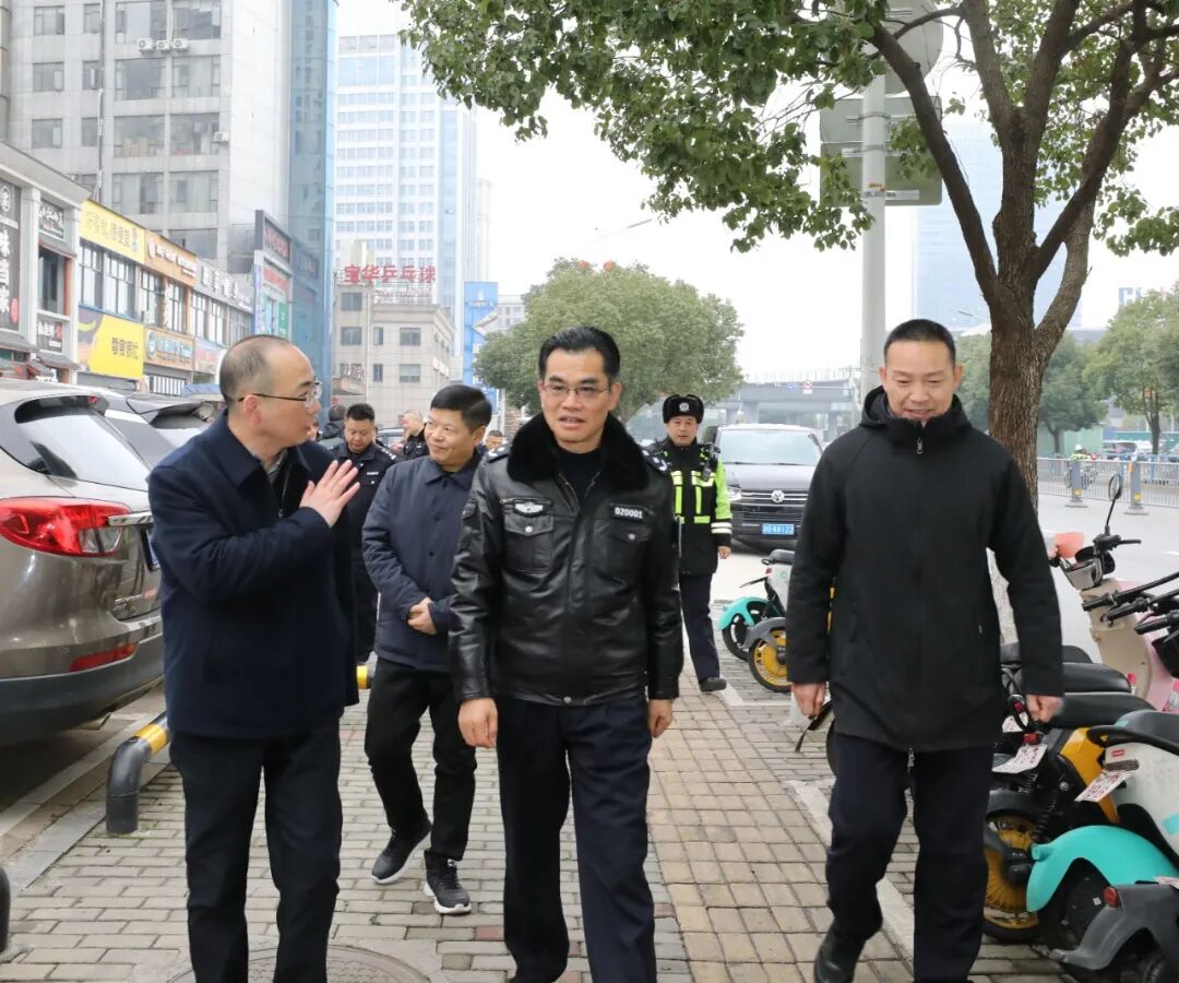 市政府副秘书长梁巨光,市公安局党委委员,副局长江任发,区领导骆凯波