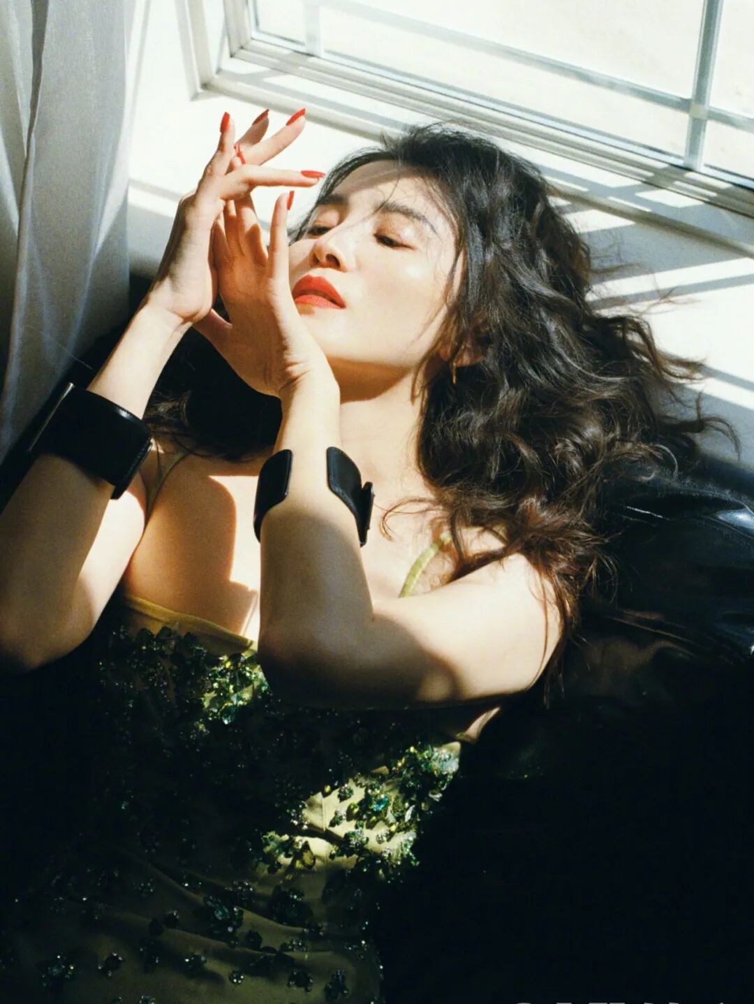【时尚】倪妮没有眉毛的样子，就像四千年没了垫肩。（组图） - 57