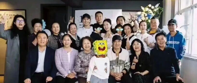 黄晓明与儿子小海绵合体拍全家福,三代同堂很温馨