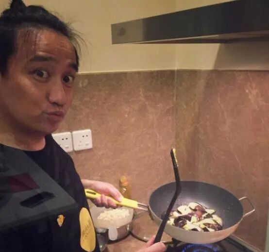 热搜第一!黄磊玩起了自己的梗:放心吃，东西不是我做的