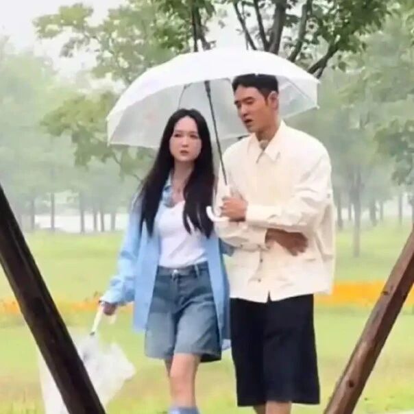 陈乔恩晒与阮经天雨中同框照引回忆杀