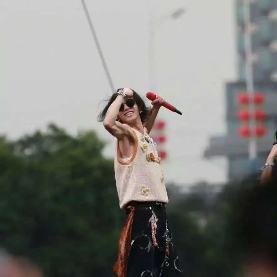 华晨宇演唱会大秀肱二头肌,自曝体脂率只有8%