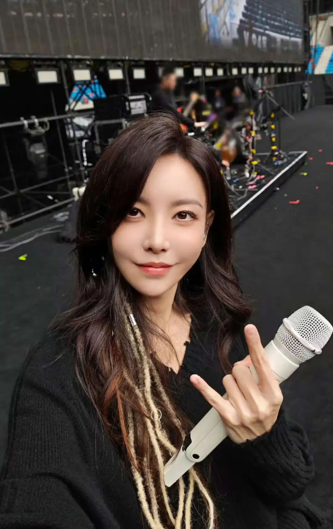 救护车上的担架怎么用知名歌手演出时突然晕倒，失去意识！现场观众：被工作人员用担架抬离，由救护车送往医院_https://www.jmylbn.com_新闻资讯_第5张